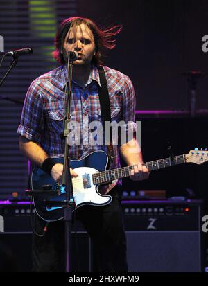 Benjamin Gibbard of Death Cab for Cutie suona sul palco all'anfiteatro Koka Booth di Cary, NC Foto Stock