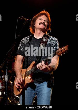 Tom Johnston dei Doobie Brothers che si esibiscono dal vivo durante il tour co-headline dei Doobie Brothers e Lynyrd Skynyrd, fermati al Bethel Woods Center for Arts di New York, USA. Foto Stock