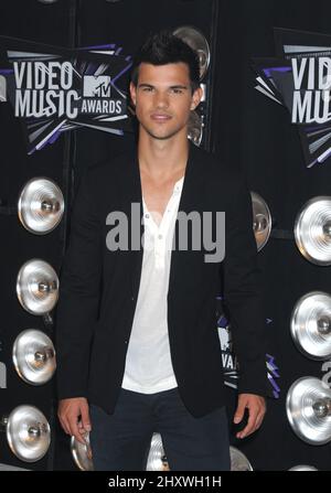 Taylor Lautner arriva al 2011 MTV Video Music Awards tenuto al Nokia Theatre, California Foto Stock