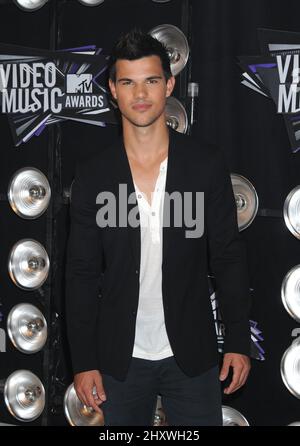 Taylor Lautner arriva al 2011 MTV Video Music Awards tenuto al Nokia Theatre, California Foto Stock