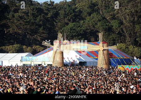 Atmosfera generale all'esterno del Lands Music & Arts Festival che si è svolto all'interno del Golden Gate Park, San Francisco. Foto Stock