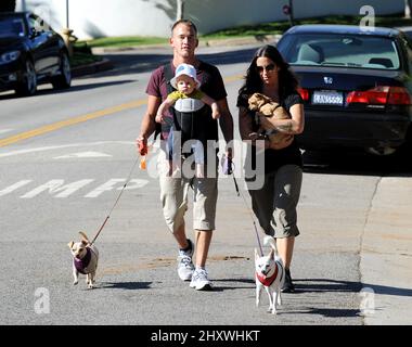 Alanis Morissette, marito Mario Treadway e figlio sono mai visti fuori e circa a Brentwood, California Foto Stock