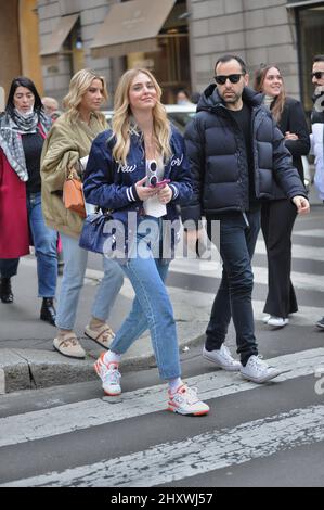 Milano, . 14th Mar 2022. Milano, 14-03-2022 Chiara Ferragni, di ritorno dalle sfilate della settimana della moda a Parigi, si concede un pomeriggio di shopping nel centro. In compagnia di alcuni amici visitano le boutique di 'Prada', 'Maint Laurent', Gucci, prima di fermarsi al bar 'Marchesi' per una lunga pausa caffè. Dopo più di 1 ore, Chiara Ferragni saluta i suoi amici, dà come al solito numerose foto selfie ad alcuni ragazzi, poi entra nella sua auto nuova di zecca, che è arrivata solo una settimana fa, e ha il suo conducente Bodyguard portare a casa. Credit: Independent Photo Agency/Alamy Live News Foto Stock