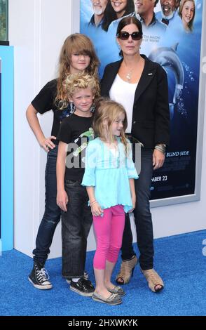 Marcia Gay Harden, figlia Eulala Scheel, gemelli Julitta Scheel e Hudson Scheel alla prima mondiale 'Dolphin tale' tenutasi al Village Theatre di Westwood, Los Angeles. Foto Stock