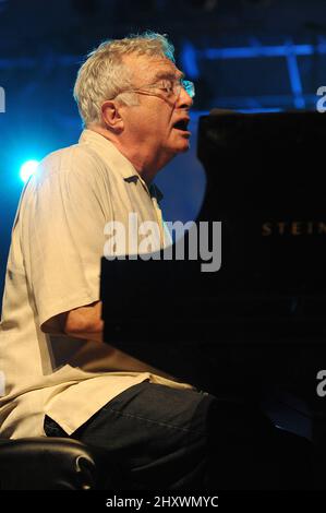 Randy Newman si esibisce dal vivo in occasione del decimo festival musicale annuale Austin City Limits, che si svolge presso lo Zilker Park in Texas, USA. Foto Stock