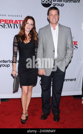 Laura Leighton e Doug Savant partecipano al "Partito di calcio-off della stagione delle 'famiglie del Desert' a Wisteria Lane in Universal City, USA. Foto Stock