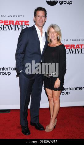 James Denton e la moglie Erin o'Brien hanno partecipato alla festa di calcio di stagione 'Desperate Housewives' a Wisteria Lane in Universal City, USA. Foto Stock