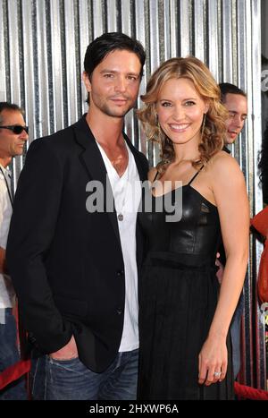 Jason Behr e Kadee Strickland hanno partecipato alla prima mondiale 'Real Steel' tenutasi al Gibson Amiphitheater di Los Angeles, USA. Foto Stock