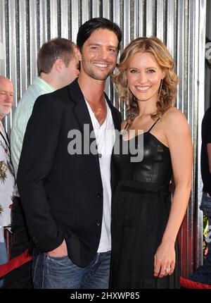 Jason Behr e Kadee Strickland hanno partecipato alla prima mondiale 'Real Steel' tenutasi al Gibson Amiphitheater di Los Angeles, USA. Foto Stock