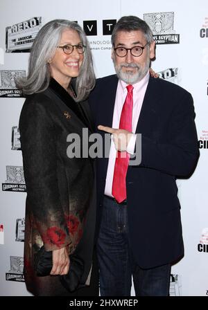 John Landis e la moglie Deborah Nadoolman durante l'American Cinematheque Award del 25th in onore di Robert Downey Jr. Tenutosi al Beverly Hilton Hotel, California Foto Stock