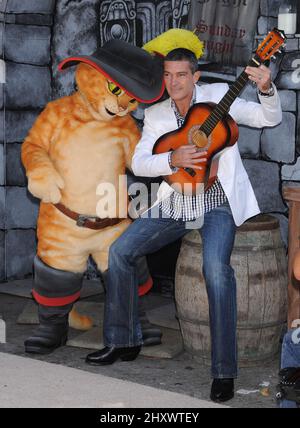 Antonio Banderas durante il 'Puss in Boots' Los Angeles Premiere tenuto al Regency Village Theatre, California Foto Stock