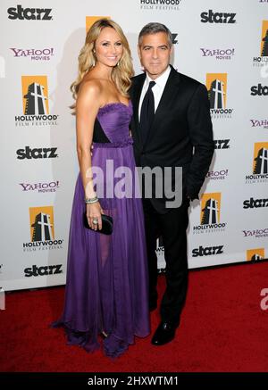 Stacy Keibler e George Clooney durante l'Hollywood Film Awards Gala 2011 che si tiene al Beverly Hilton Hotel, California Foto Stock