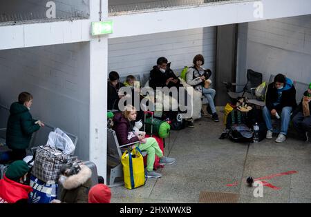 Monaco di Baviera, Germania. 14th Mar 2022. I rifugiati ucraini attendono in una sala dopo il loro arrivo alla stazione ferroviaria principale. Credit: Sven Hoppe/dpa/Alamy Live News Foto Stock