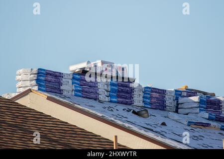Nuovi scandole, creste e torce per tetti certainted caricati su un tetto pronto per l'installazione . In California ; USA Foto Stock
