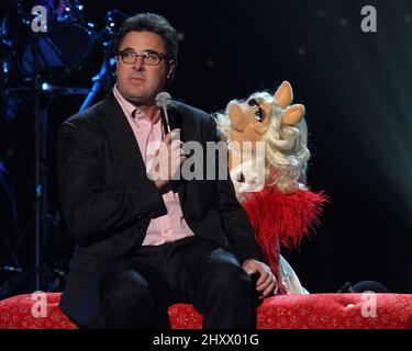 Vince Gill, Miss Piggy durante il CMA Country Christmas Taping tenuto alla Bridgestone Arena di Nashville, Tn. Foto Stock