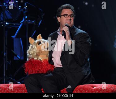 Vince Gill, Miss Piggy durante il CMA Country Christmas Taping tenuto alla Bridgestone Arena di Nashville, Tn. Foto Stock