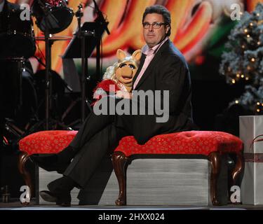 Vince Gill, Miss Piggy durante il CMA Country Christmas Taping tenuto alla Bridgestone Arena di Nashville, Tn. Foto Stock