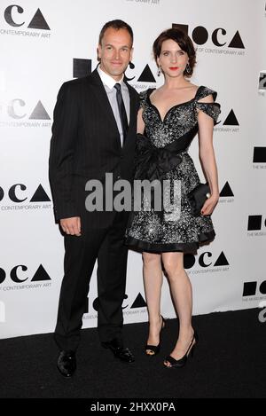 Jonny Lee Miller e Michele Hicks durante il MOCA Gala 2011 "An Artists Life Manifesto" tenuto presso la MOCA Grand Avenue di Los Angeles Foto Stock