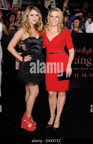 Taylor Spreitler e Melissa Joan Hart hanno partecipato alla prima mondiale di 'Twilight: Breaking Dawn - Part 1' al Nokia Theatre di Los Angeles Live a Los Angeles, USA. Foto Stock