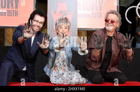 George Chakiris, Rita Moreno e Russ Tamblyn hanno partecipato all'evento del cast di 50th anni al Grauman's Chinese Theatre di Los Angeles, USA. Foto Stock