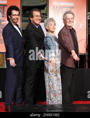 George Chakiris, Kenny Ortega, Rita Moreno e Russ Tamblyn partecipano all'evento di cast del West Side Story: 50th anni al Grauman's Chinese Theatre di Los Angeles, USA. Foto Stock