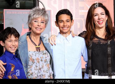 Rita Moreno, la figlia Fernanda, i nipoti Justin e Cameron che partecipano alla West Side Story: 50th anniversario cast evento al Grauman's Chinese Theatre di Los Angeles, USA. Foto Stock