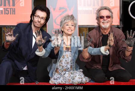 George Chakiris, Rita Moreno e Russ Tamblyn hanno partecipato all'evento del cast di 50th anni al Grauman's Chinese Theatre di Los Angeles, USA. Foto Stock