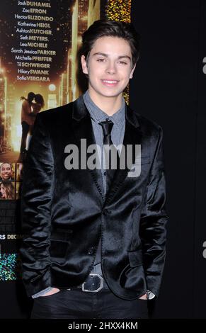 Jake T. Austin durante la prima di Los Angeles della "vigilia di Capodanno" in California Foto Stock