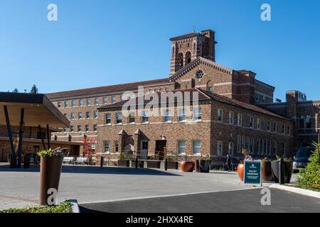 Kenmore, WA USA - circa Ottobre 2021: Vista ad angolo del Lodge al St. Edward state Park in una giornata luminosa e soleggiata. Foto Stock