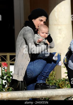 Selma Blair e Son Arthur si vedono camminare lungo Robertson Blvd a Los Angeles, California Foto Stock