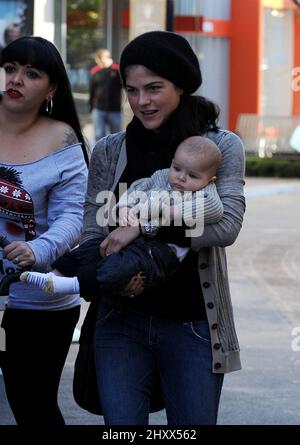 Selma Blair e Son Arthur si vedono camminare lungo Robertson Blvd a Los Angeles, California Foto Stock