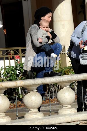 Selma Blair e Son Arthur si vedono camminare lungo Robertson Blvd a Los Angeles, California Foto Stock