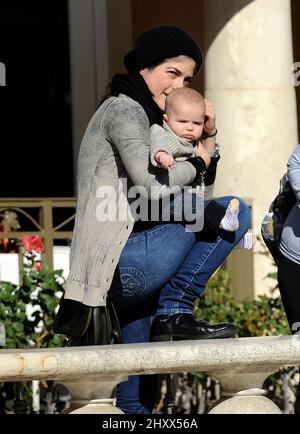 Selma Blair e Son Arthur si vedono camminare lungo Robertson Blvd a Los Angeles, California Foto Stock