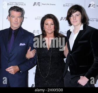 Pierce Brosnan, Keely Shaye Smith e il figlio Dylan Brosnan durante la prima festa di 'Spephen King's Bag of Bones' ospitata dalla Rete A&e tenutasi al ristorante Fig & Olive, California Foto Stock