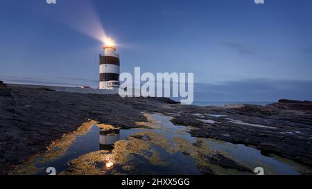Scena serale del faro di Hook Head nella contea di Wexford, Irlanda Foto Stock