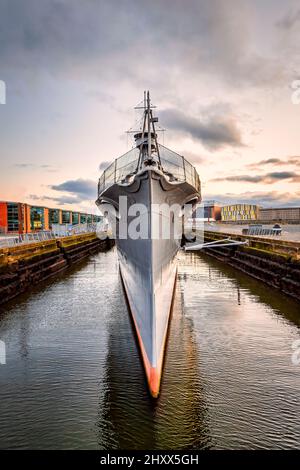 Primo colpo della HMS Caroline, un incrociatore leggero dismesso a Belfast, Regno Unito con cielo grigio Foto Stock