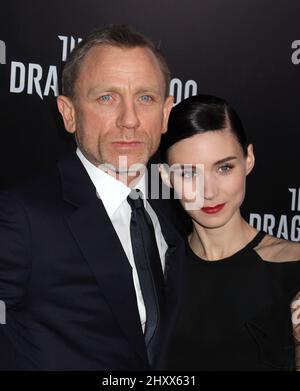 Daniel Craig e Rooney Mara hanno partecipato alla prima "The Girl with the Dragon Tattoo" tenutasi allo Ziegfeld Theatre di New York, USA. Foto Stock