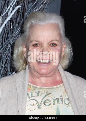 Carroll Baker durante la prima "The Girl with the Dragon Tattoo" di New York, tenutasi al Teatro Ziegfeld di New York Foto Stock