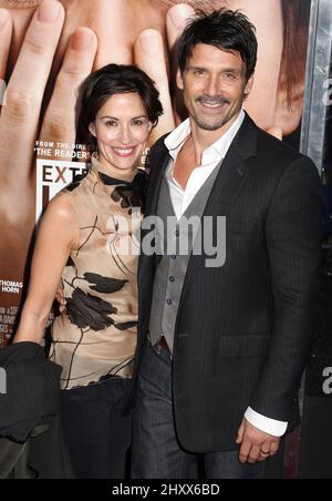 Wendy Moniz e Frank Grillo sono presenti alla prima di "estremamente rumoroso e incredibilmente vicino" al teatro Ziegfeld il 15 dicembre 2011 a New York City. Foto Stock