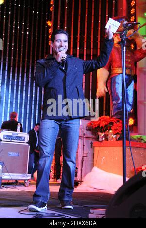 Mario Lopez si esibisce durante il concerto "Rock the Red Kettle" dell'Esercito della salvezza presso le 5 Towers di Universal City, USA. Foto Stock