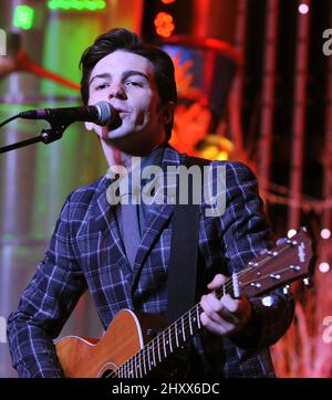 Drake Bell si esibisce durante il concerto "Rock the Red Kettle" dell'Esercito della salvezza presso le 5 Towers di Universal City, USA. Foto Stock