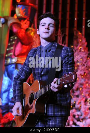 Drake Bell si esibisce durante il concerto "Rock the Red Kettle" dell'Esercito della salvezza presso le 5 Towers di Universal City, USA. Foto Stock