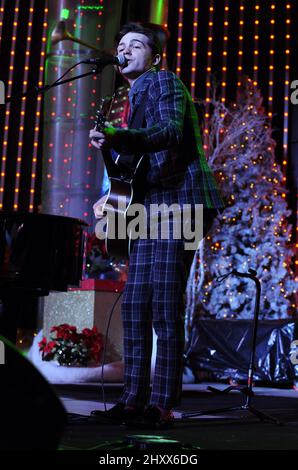 Drake Bell si esibisce durante il concerto "Rock the Red Kettle" dell'Esercito della salvezza presso le 5 Towers di Universal City, USA. Foto Stock