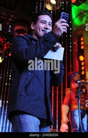 Mario Lopez si esibisce durante il concerto "Rock the Red Kettle" dell'Esercito della salvezza presso le 5 Towers di Universal City, USA. Foto Stock