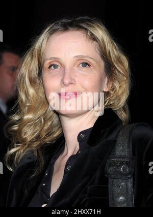 Julie Delpy durante la prima 'Haywire' di Los Angeles presentata da Relativity Media e Playboy tenuto al DGA Theatre Foto Stock