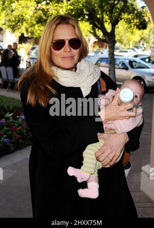 Mary McCormack e sua figlia Lillian McCormack Morris fuori 2012 NBC Universal Winter TCA Press Tour tenuto al Langham Huntington Hotel a Pasadena in California, USA. Foto Stock