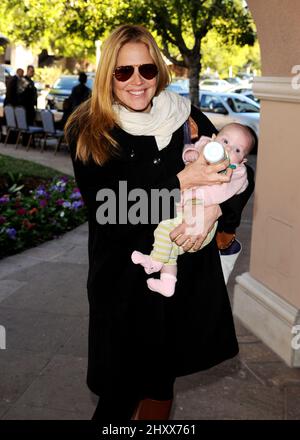 Mary McCormack e sua figlia Lillian McCormack Morris fuori 2012 NBC Universal Winter TCA Press Tour tenuto al Langham Huntington Hotel a Pasadena in California, USA. Foto Stock