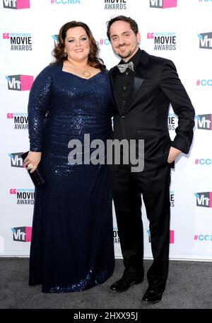Melissa McCarthy e il marito ben Falcone arriveranno al film Critics' Choice del 2012 tenuto all'Hollywood Palladium di Los Angeles, USA. Foto Stock