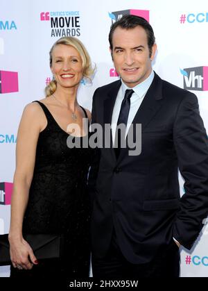 Jean Dujardin e la moglie Alexandra Lamy arrivano al film Critics' Choice del 2012 tenuto all'Hollywood Palladium di Los Angeles, USA. Foto Stock