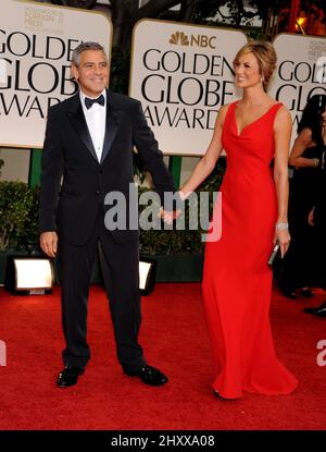 George Clooney e Stacy Keibler alla cerimonia annuale Golden Globe Awards 69th, tenutasi presso il Beverly Hilton Hotel di Los Angeles, CA il 15 gennaio 2011. Foto Stock